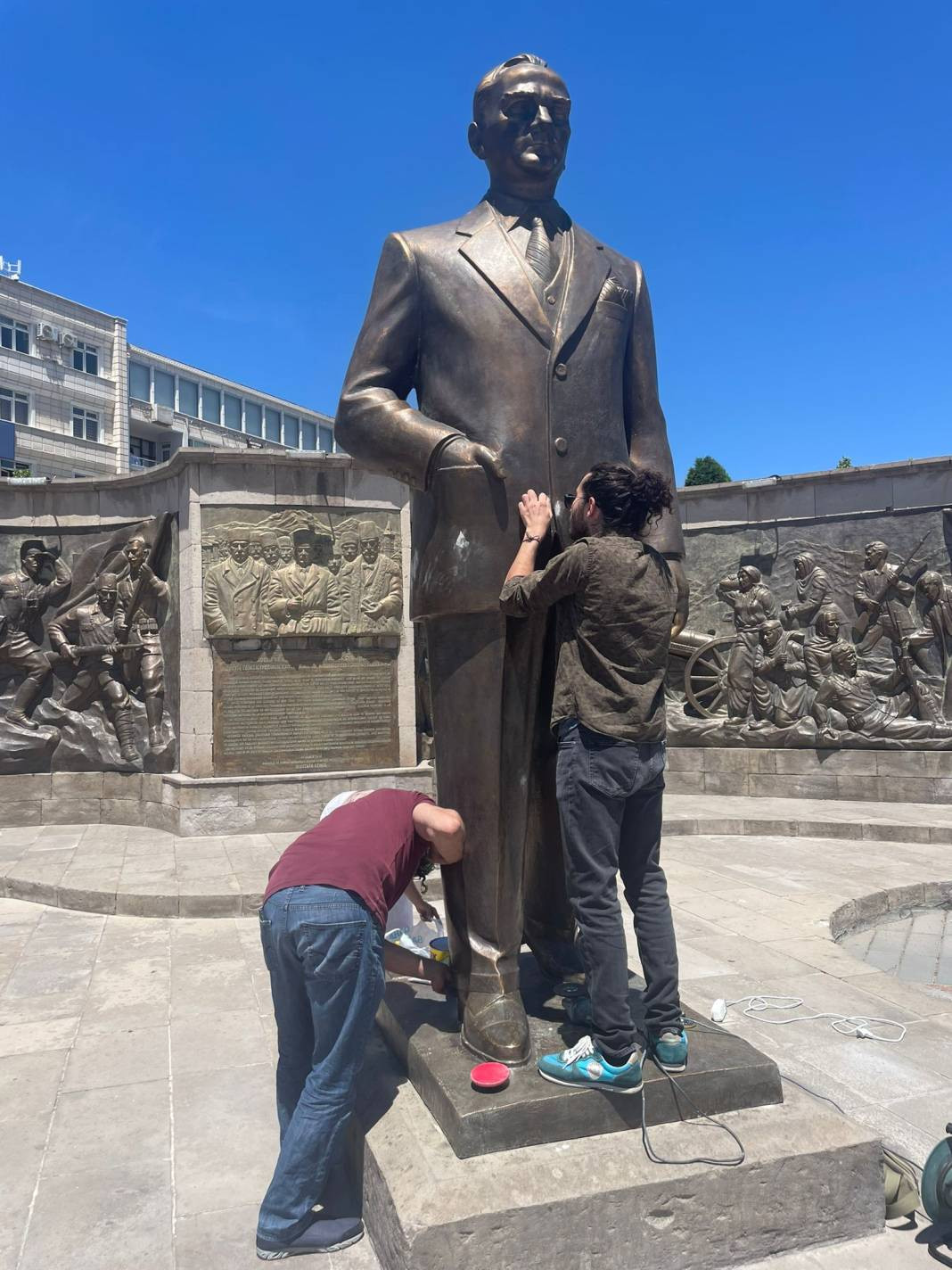 Bayram sabahı Atatürk heykeline saldıran dayı yeğen tutuklandı - Resim: 9